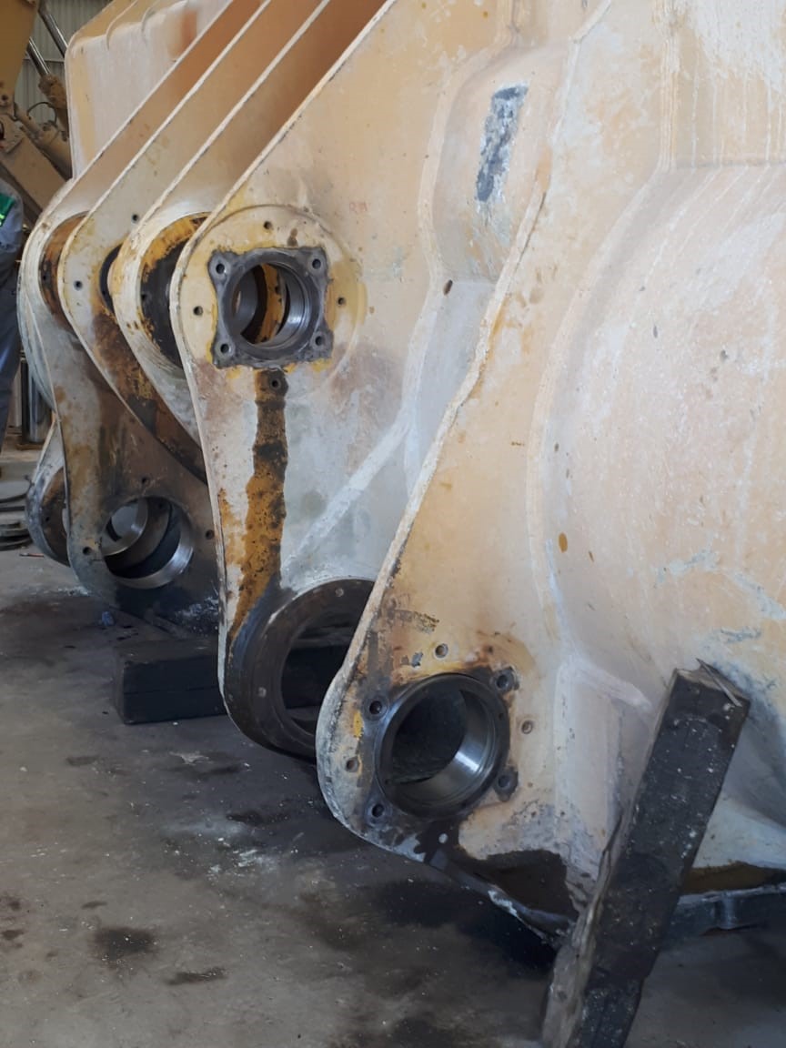 Komatsu 600 series Front End Loader in for maintenance where Thordon’s ThorPlas-Blue bearings will be installed